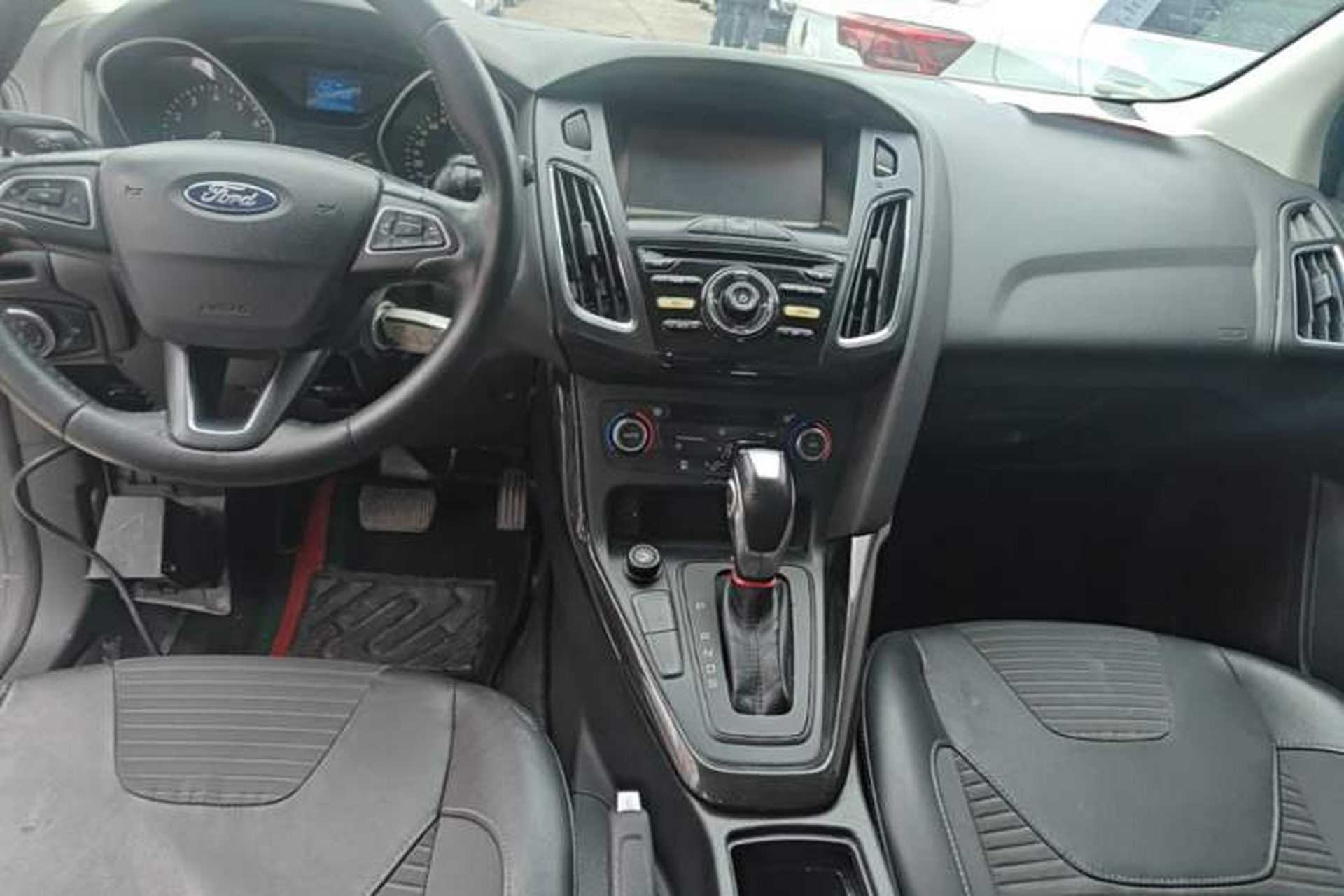 Used Ford Focus 2015 Hatchback EcoBoost 125 Automatic Supreme Style Edition Center Console