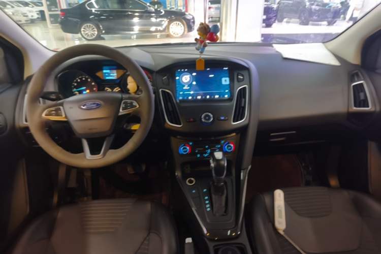 Used Ford Focus 2015 Hatchback EcoBoost 125 Automatic Supreme Style Edition Center Console