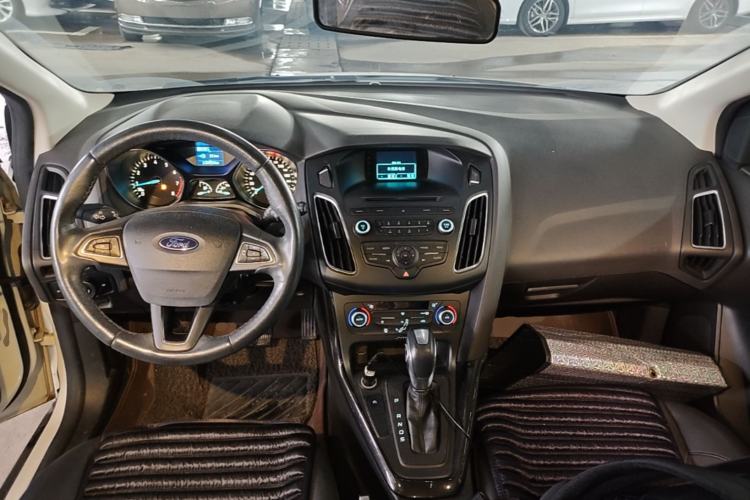 Used Ford Focus 2015 Hatchback EcoBoost 125 Automatic Supreme Style Edition Center Console