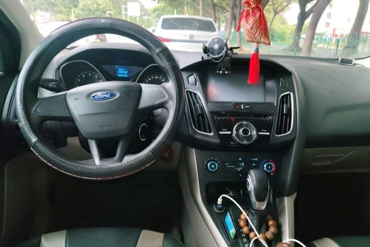 Used Ford Focus 2015 Sedan 1.6L Automatic Comfort Model Center Console