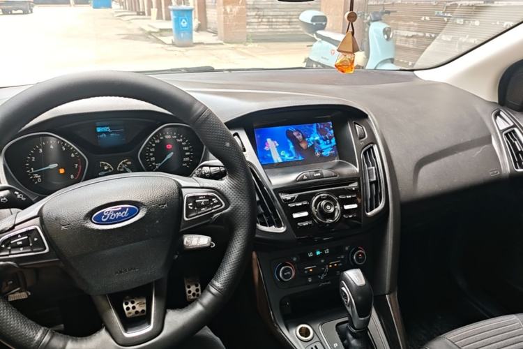 Used Ford Focus 2015 Hatchback 1.6L Automatic Fashion Edition Center Console