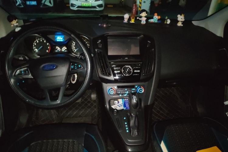 Used Ford Focus 2015 Hatchback 1.6L Automatic Fashion Edition Center Console