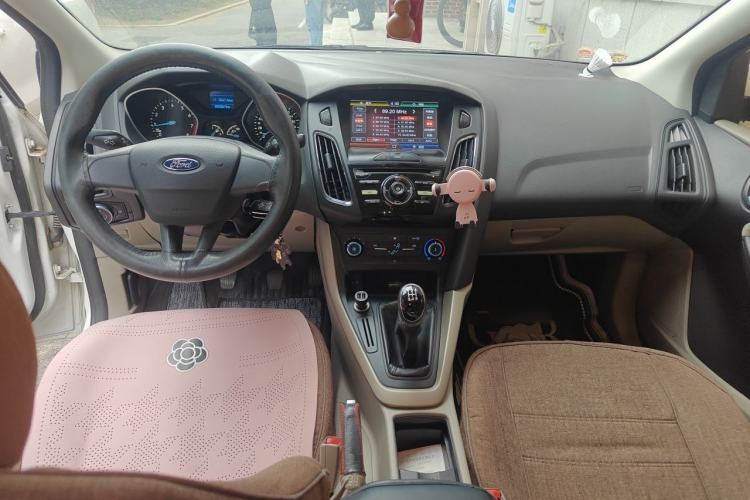 Used Ford Focus 2015 Sedan 1.6L Manual Comfort Model Center Console