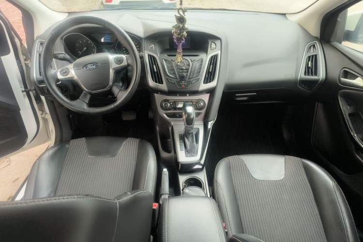 Used Ford Focus 2015 Hatchback 1.6L Automatic Fashion Edition Center Console