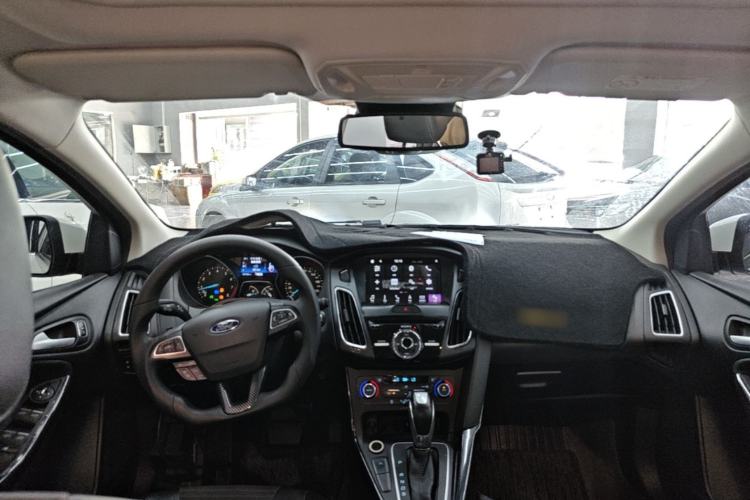 Used Ford Focus 2015 Hatchback EcoBoost 180 Automatic Sport Model Center Console