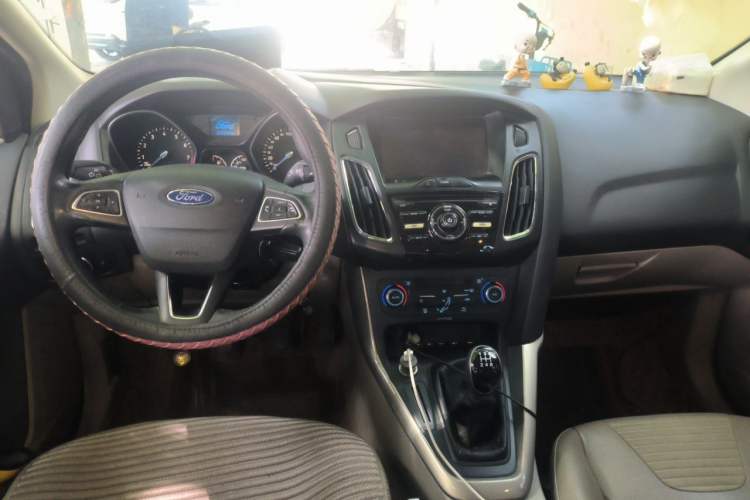 Used Ford Focus 2015 Sedan EcoBoost 125 Manual – Ultra-Style Edition Center Console