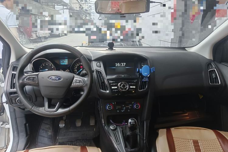 Used Ford Focus 2015 Hatchback 1.6L Manual Fashion Edition Center Console