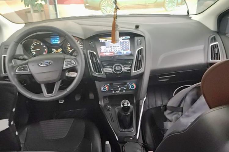 Used Ford Focus 2015 Sedan 1.6L Manual Fashion Edition Center Console