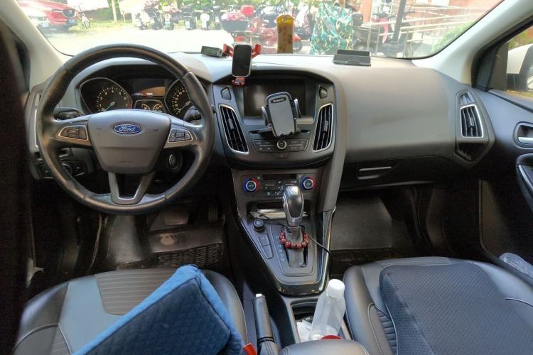 Used Ford Focus 2015 Hatchback EcoBoost 180 Automatic Elite Model Center Console