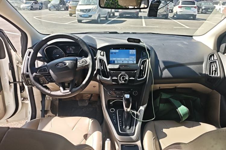 Used Ford Focus 2015 Sedan EcoBoost 180 Automatic Flagship Model Center Console
