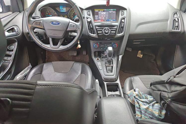 Used Ford Focus 2015 Hatchback EcoBoost 125 Automatic Supreme Style Edition Center Console