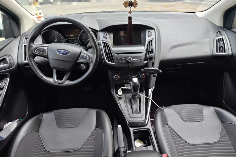 Used Ford Focus 2015 Hatchback EcoBoost 180 Automatic Elite Model Center Console