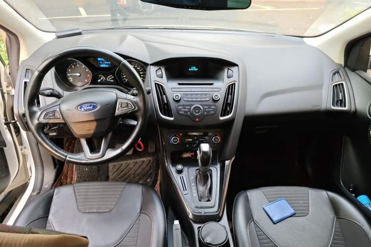 Used Ford Focus 2015 Hatchback 1.6L Automatic Fashion Edition Center Console