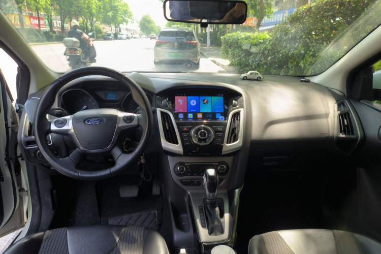Used Ford Focus 2015 Hatchback 1.6L Automatic Fashion Edition Center Console