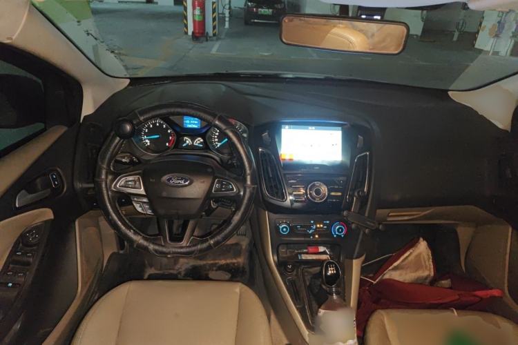 Used Ford Focus 2015 Sedan 1.6L Manual Comfort Model Center Console