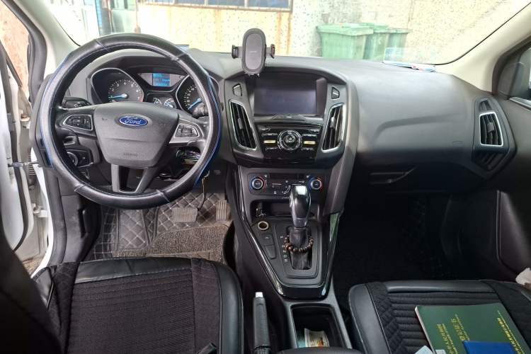 Used Ford Focus 2015 Sedan EcoBoost 125 Automatic Supreme Style Edition Center Console