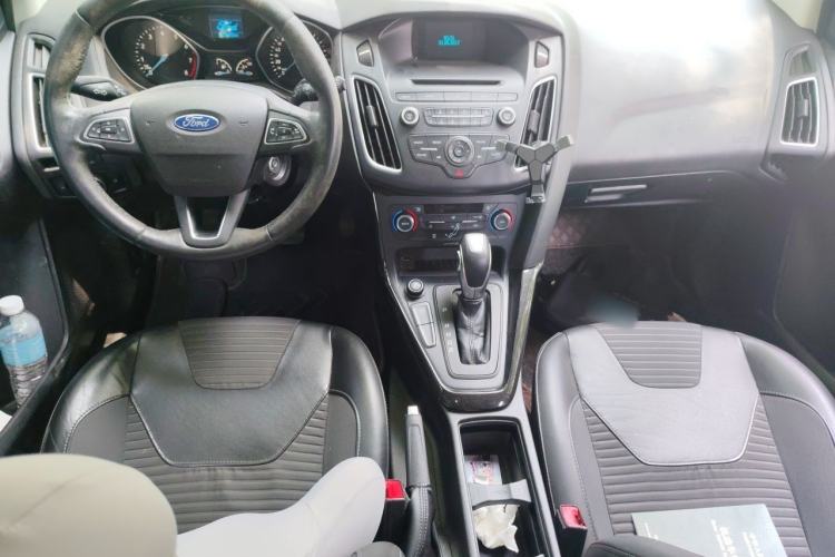 Used Ford Focus 2015 Hatchback EcoBoost 125 Automatic Supreme Style Edition Center Console