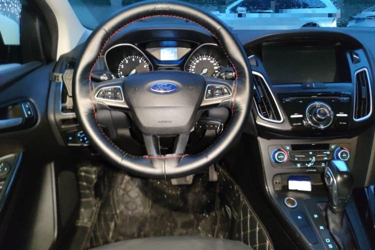 Used Ford Focus 2015 Hatchback EcoBoost 125 Automatic Supreme Style Edition Center Console