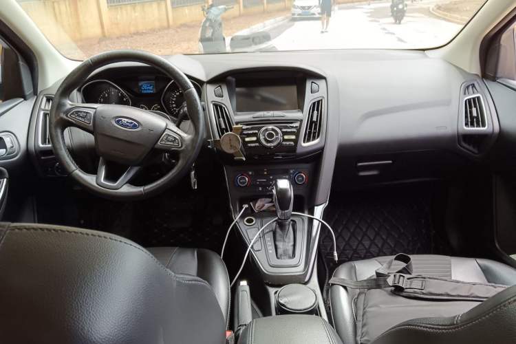 Used Ford Focus 2015 Sedan EcoBoost 125 Automatic Supreme Style Edition Center Console