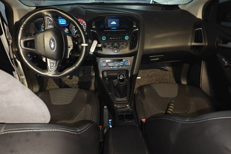 Used Ford Focus 2015 Hatchback EcoBoost 125 Manual – Ultra-Style Edition Center Console