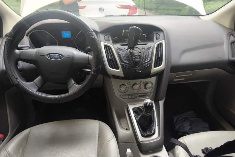 Used Ford Focus 2015 Sedan 1.6L Manual Comfort Model Center Console