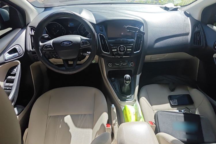 Used Ford Focus 2015 Sedan 1.6L Manual Comfort Model Center Console