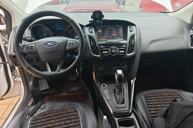 Used Ford Focus 2015 Hatchback EcoBoost 125 Automatic Supreme Style Edition Center Console