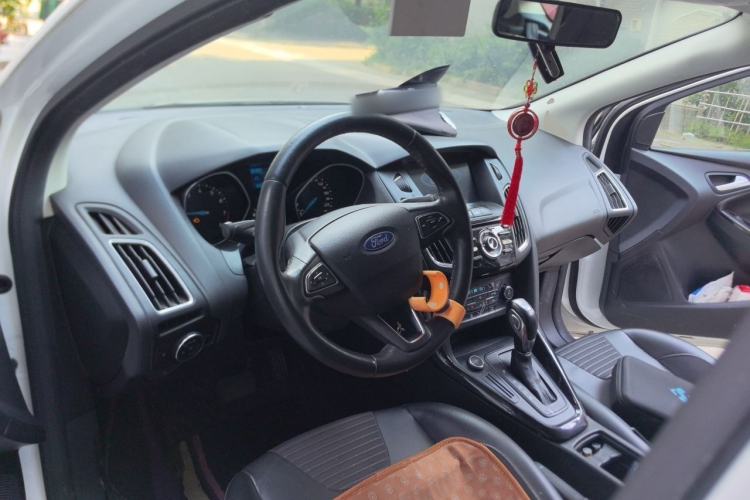 Used Ford Focus 2015 Hatchback 1.6L Automatic Fashion Edition Center Console