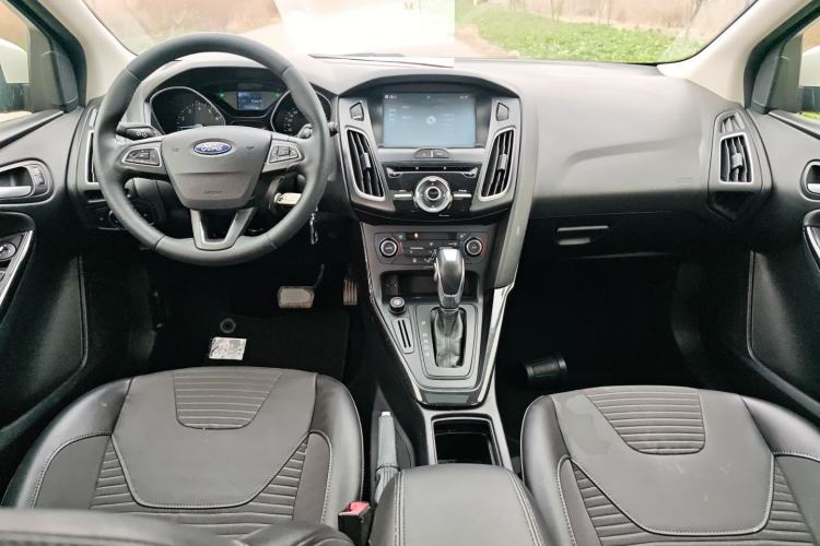 Used Ford Focus 2015 Hatchback 1.6L Automatic Fashion Edition Center Console