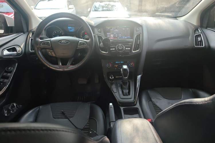Used Ford Focus 2015 Hatchback EcoBoost 125 Automatic Supreme Style Edition Center Console