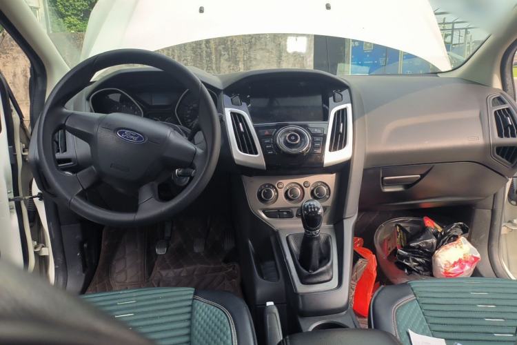 Used Ford Focus 2015 Sedan 1.6L Manual Comfort Model Center Console