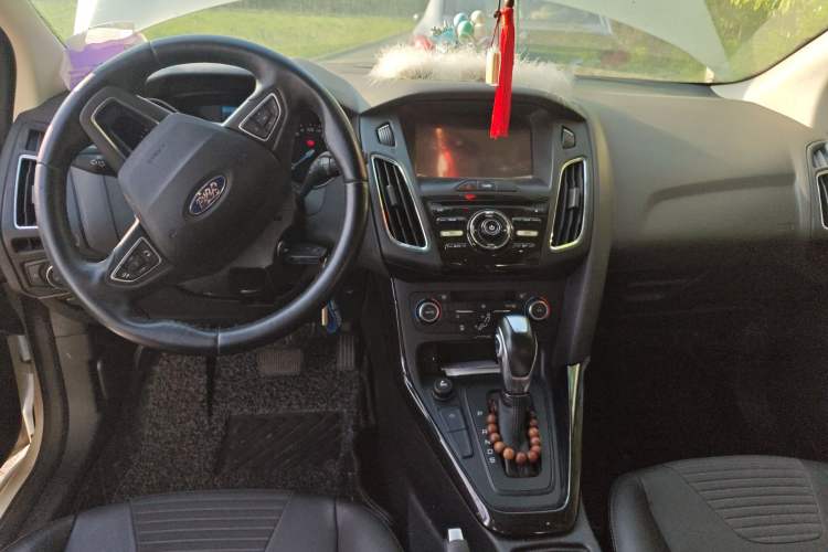 Used Ford Focus 2015 Hatchback EcoBoost 125 Automatic Supreme Style Edition Center Console