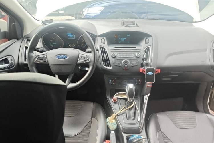 Used Ford Focus 2015 Hatchback EcoBoost 125 Automatic Supreme Style Edition Center Console