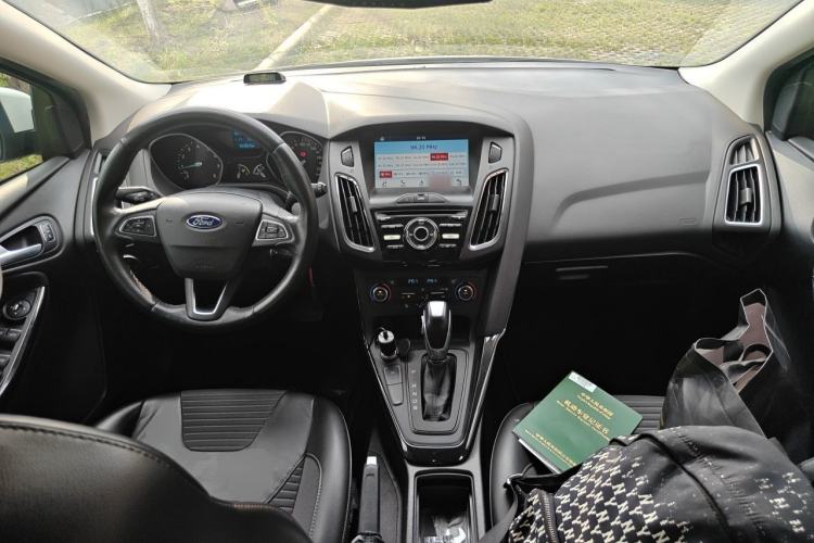 Used Ford Focus 2015 Hatchback EcoBoost 125 Automatic Supreme Style Edition Center Console