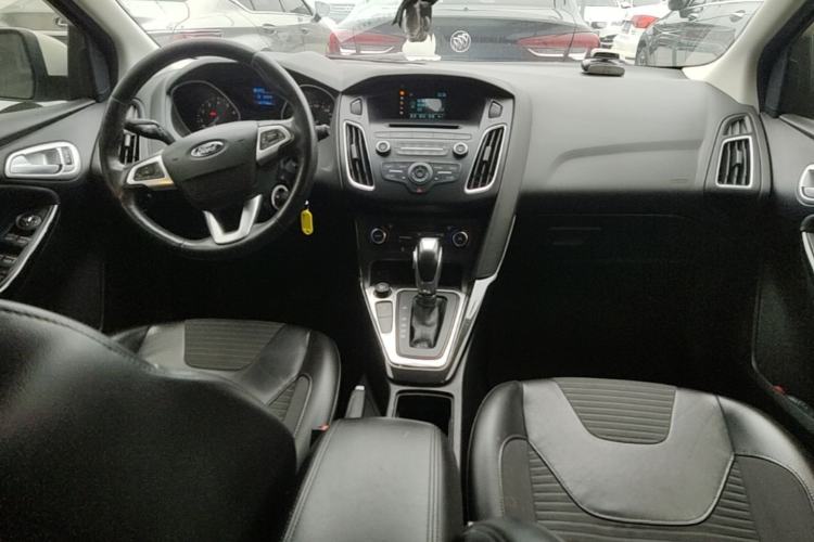 Used Ford Focus 2015 Hatchback EcoBoost 125 Automatic Supreme Style Edition Center Console