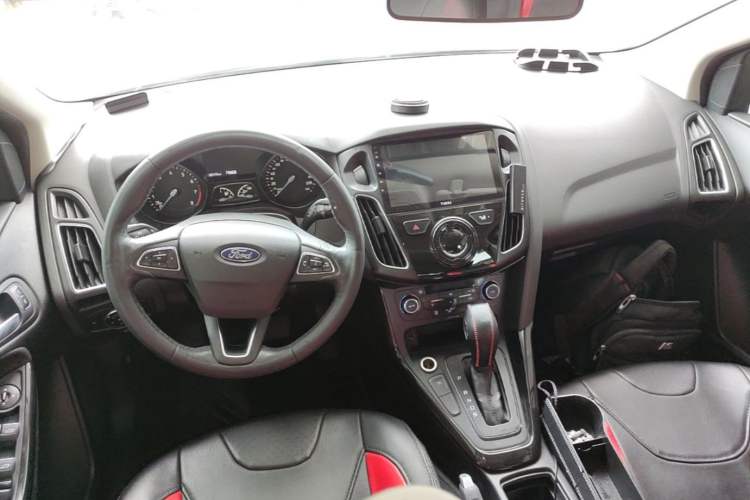 Used Ford Focus 2015 Hatchback EcoBoost 180 Automatic Elite Model Center Console