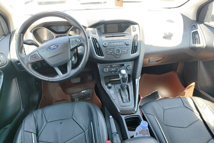 Used Ford Focus 2015 Hatchback EcoBoost 125 Automatic Supreme Style Edition Center Console
