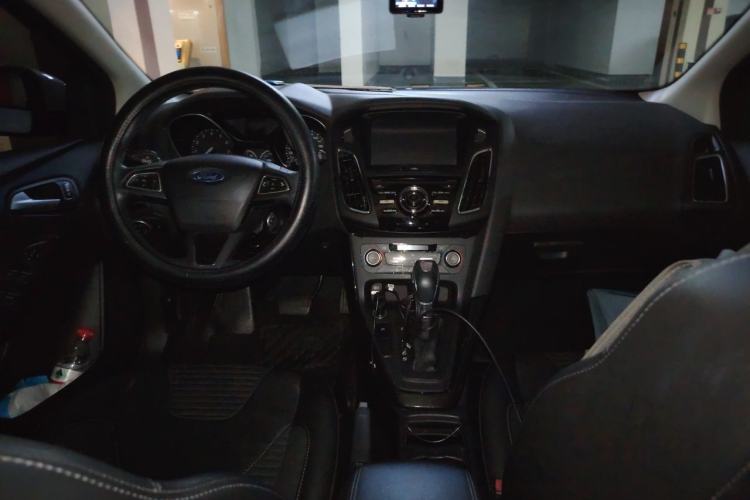 Used Ford Focus 2015 Hatchback EcoBoost 125 Automatic Supreme Style Edition Center Console