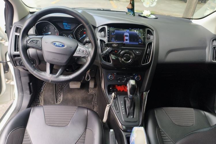Used Ford Focus 2015 Hatchback 1.6L Automatic Fashion Edition Center Console