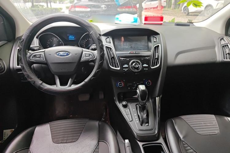 Used Ford Focus 2015 Hatchback EcoBoost 125 Automatic Supreme Style Edition Center Console