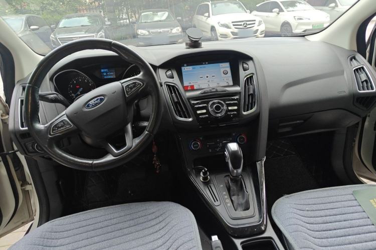 Used Ford Focus 2015 Hatchback 1.6L Automatic Fashion Edition Center Console