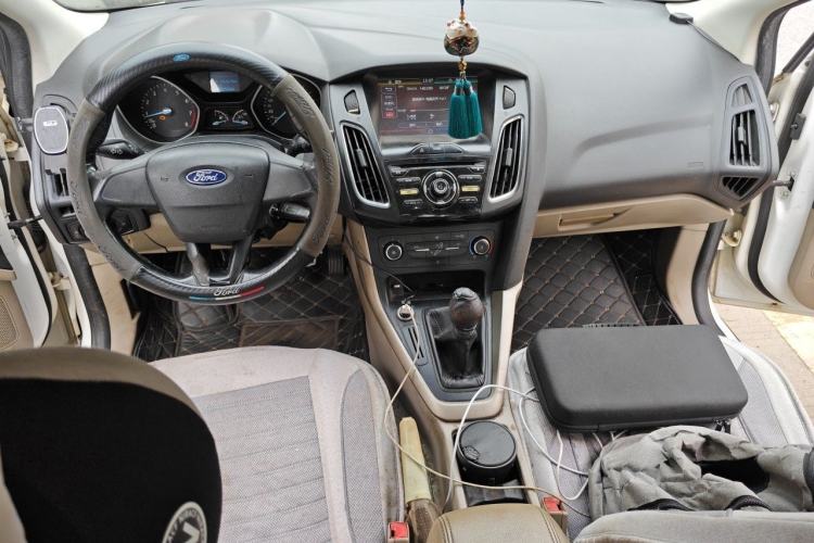 Used Ford Focus 2015 Sedan 1.6L Manual Comfort Model Center Console