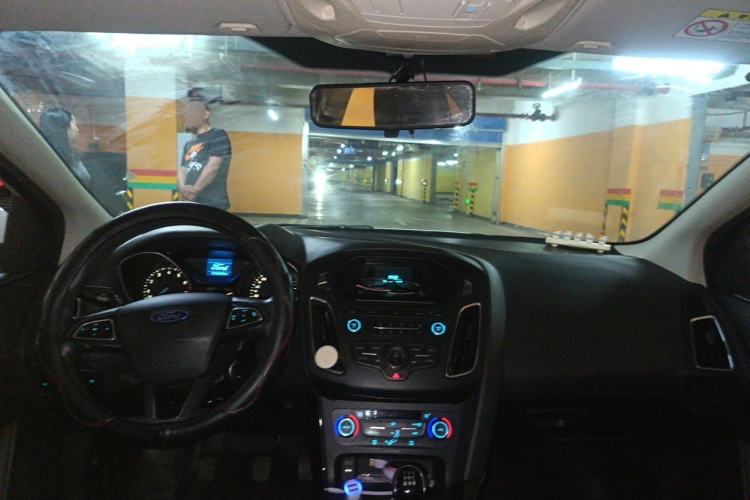Used Ford Focus 2015 Sedan 1.6L Manual Fashion Edition Center Console