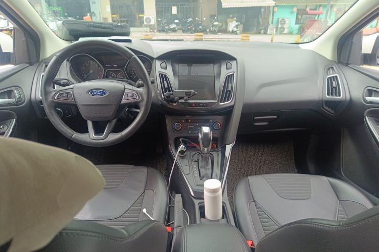 Used Ford Focus 2015 Hatchback EcoBoost 180 Automatic Elite Model Center Console