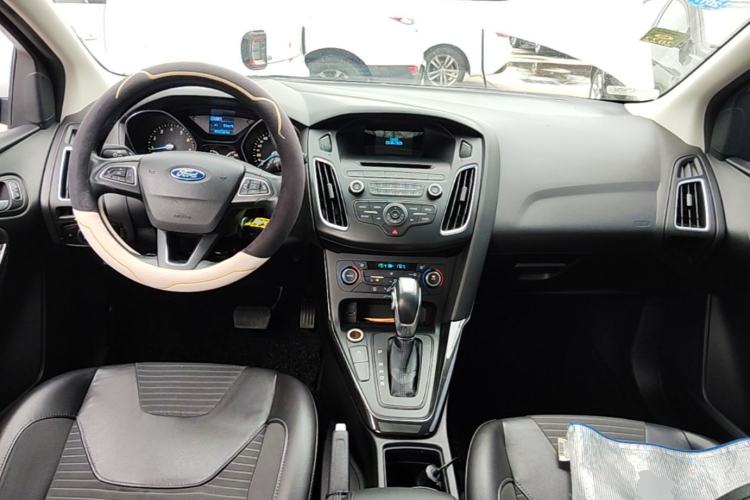 Used Ford Focus 2015 Hatchback EcoBoost 125 Automatic Supreme Style Edition Center Console