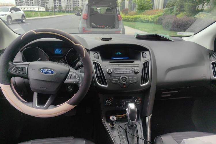 Used Ford Focus 2015 Hatchback EcoBoost 125 Automatic Supreme Style Edition Center Console