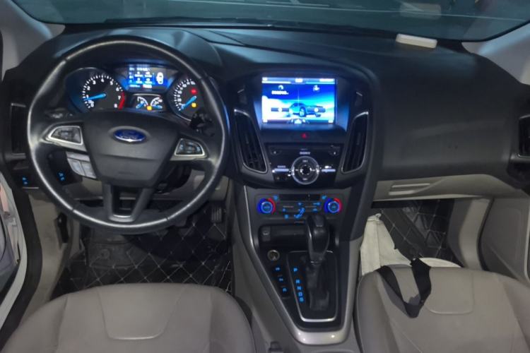 Used Ford Focus 2015 Sedan EcoBoost 180 Automatic Flagship Model Center Console