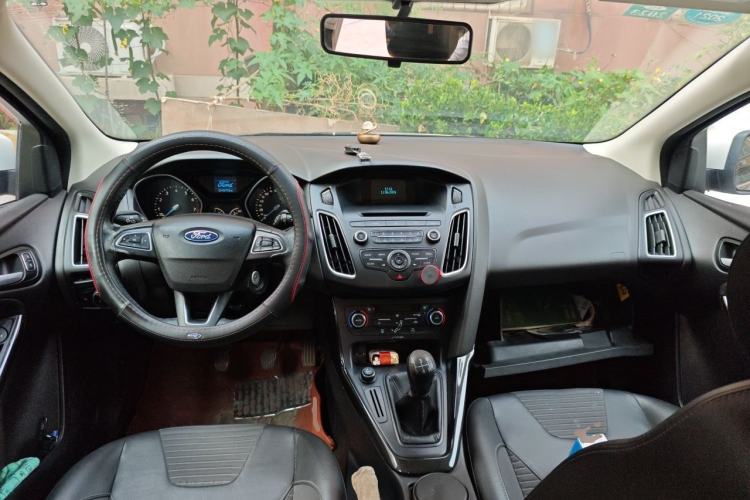 Used Ford Focus 2015 Hatchback 1.6L Manual Fashion Edition Center Console