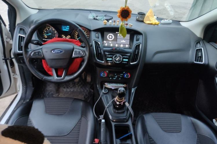 Used Ford Focus 2015 Hatchback EcoBoost 125 Manual – Ultra-Style Edition Center Console