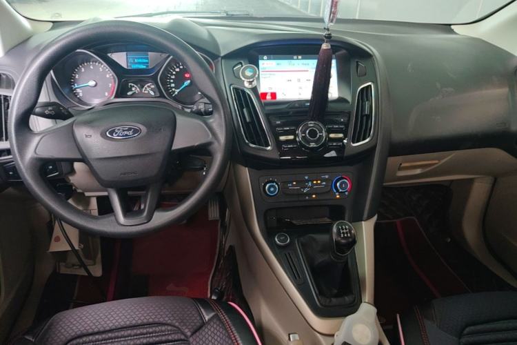 Used Ford Focus 2015 Sedan 1.6L Manual Comfort Model Center Console